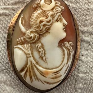 10k Elegant Cameo Brooch